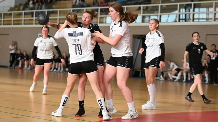 Endlich mal wieder in einem Pflichtspiel am Ball: Sophie Masermann (schwarz gekleidet) gastiert dabei mit dem TSV Bützow beim SV Grün-Weiß Schwerin II. Endlich mal wieder in einem Pflichtspiel am Ball: Sophie Masermann (schwarz gekleidet) gastiert dabei mit dem TSV Bützow beim SV Grün-Weiß Schwerin II.