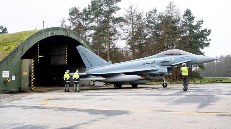 Wegen einer umfassenden Sanierung des Luftwaffenstützpunktes im ostfriesischen Wittmund verlegt die Bundeswehr von dort vorübergehend 19 Eurofighter an die Basis Laage.