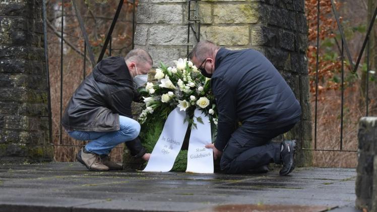 Mit Bedacht legen der Gadebuscher Bürgermeister Arne Schlien und sein Stellvertreter Thomas Konieczny einen Kranz vor dem Holocaust-Denkmal nieder.