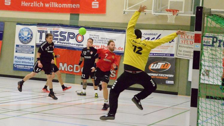 Auf das zweite Saisonduell zwischen Wittenburger (in Rot) und Hagenower Handball-Männern müssen die Fans weiter warten.