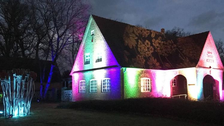 Die Regenbogenfarben, in denen das Museum in Wöbbelin am Holocaust-Gedenktag erstrahlte, stehen für Vielfalt und Toleranz