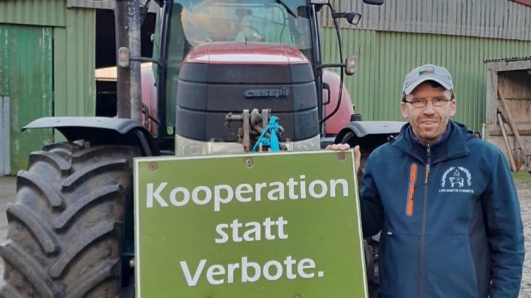Landwirt Martin Vorbeck aus Jabelitz bringt seine Forderung an die Politik so nach Schwerin.