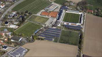 Der Orientierung in Lotte - hier das Stadion der Sportfreunde im Jahr 2019 aus der Luft - dient ein neuer Ortsplan.