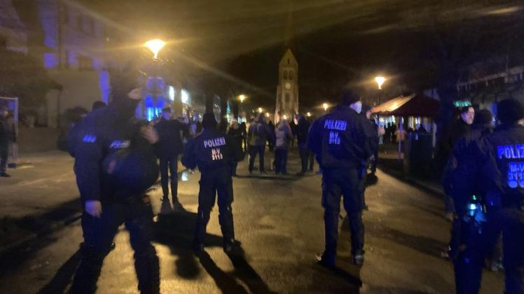 Die Polizeibeamten riegelten die Mühlenstraße ab, so dass die Demonstrierenden dort nicht weiterkamen.