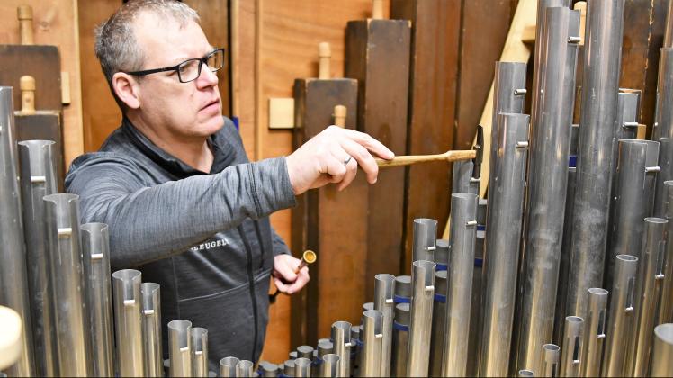 Orgelbauer Christian Heiden prüft und korrigiert den Klang der Pfeifen.