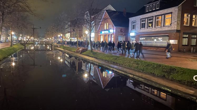 Woche für Woche drehen die „Montagsspaziergänger“ in Papenburg zwei Runden um den Hauptkanal. 