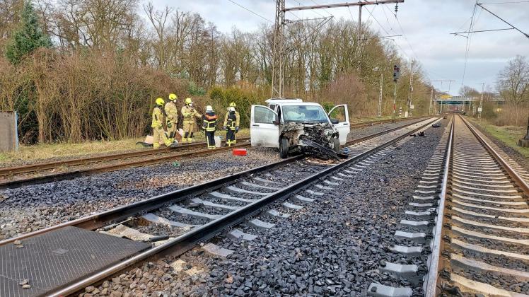 Ein Zug ist am Freitagmittag an einem Bahnübergang in Osnabrück-Atter mit einem Auto zusammengestoßen.