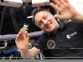 Der Astronaut Matthias Maurer dreht gemeinsam mit der Roboter-Spielfigur Robert Videos.