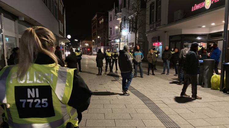 Erst am Montag, 24. Januar, hat die Polizei in der Delmenhorster City mit einem Großaufgebot mutmaßlichen Teilnehmern einer unangemeldeten Versammlung die Grenzen aufgezeigt. 