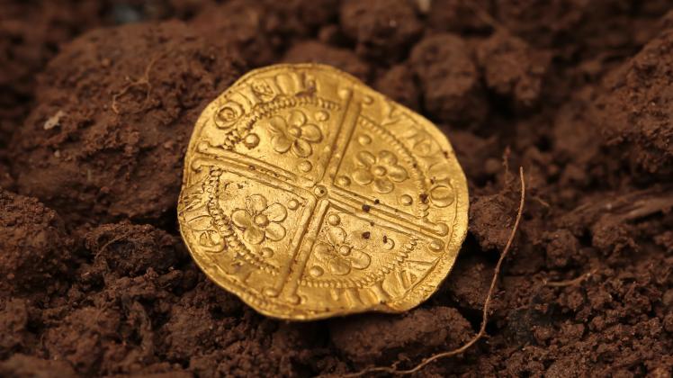 Ein Engländer findet auf einem Feld eine Goldmünze.