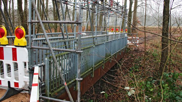 Wieder passierbar: Über der Mitte Dezember gesperrten Fußgängerbrücke „Wiesengarten“ wurde eine Behelfsbrücke installiert, sodass nun Wanderer und Spaziergänger den Kiffenbrinkbach wieder überqueren können.