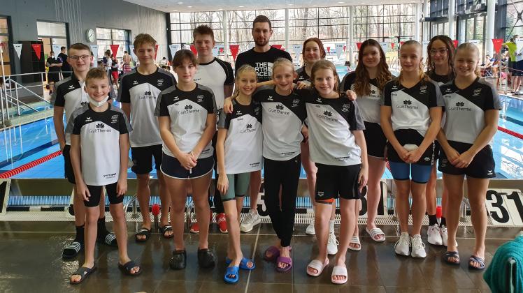 Freuten sich über gute Zeiten und Medaillen: Die Schwimmerinnen und Schwimmer des Delmenhorster SV 05, die an den Bezirksmeisterschaften lange Strecke 2022 in Wildeshausen teilnahmen.