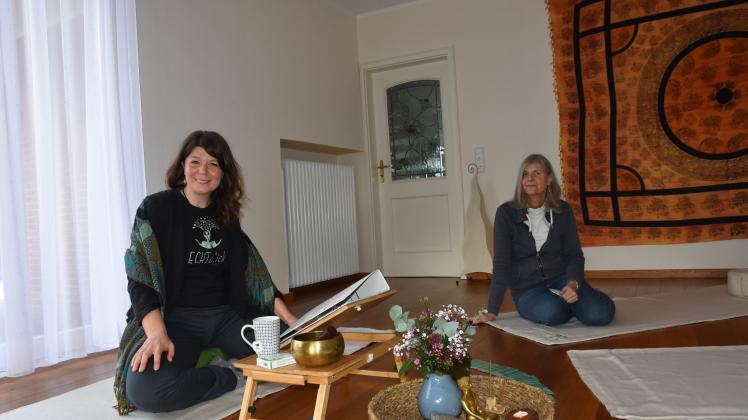 Kursleiterin Nadine Rabe (links) und Susanne Bolling vom Moin-Zentrum haben gemeinsam den Kurs „Stressbewältigung durch Achtsamkeit“ vorgestellt.