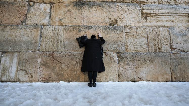  Ein Jude betet an der Klagemauer. Das Bild ist besonders, denn es hat gerade geschneit in Jerusalem. Das ist selten.