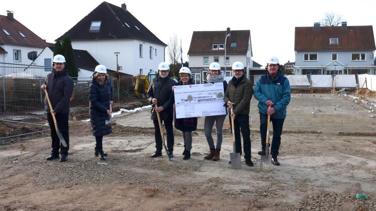  Pfarrer Ulrich Müller, Bürgermeisterin Eva-Maria Westermann, Axel Winter und Bettina Haack vom Architekturbüro Reinders Architekten, Christoph Bierschenk aus Lüstingen und Johannes Grelle vom Kirchenvorstand der Gemeinde Maria - Hilfe der Christen (von links) freuten sich, dass es mit dem Kita-Bau in Lüstringen nun richtig losgeht.