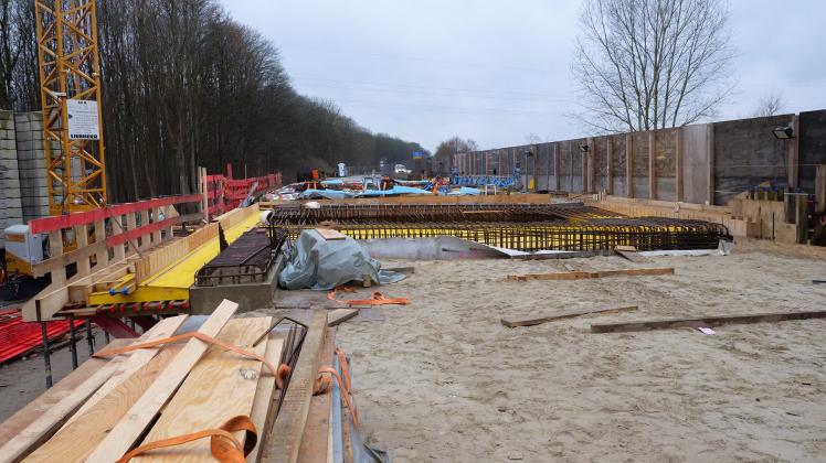 Die südliche Hälfte der neuen Brücke über die Varreler Bäke wird voraussichtlich im April fertiggestellt. 
