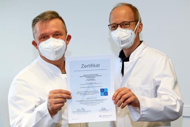 Ausgezeichnet mit dem DGNR-Siegel: Dr. Volker Schulte (l.) und Chefarzt Prof. Dr. Rainer Dziewas von der Klinik für Neurologie und neurologische Frührehabilitation des Klinikums Osnabrück. Ausgezeichnet mit dem DGNR-Siegel: Dr. Volker Schulte (l.) und Chefarzt Prof. Dr. Rainer Dziewas von der Klinik für Neurologie und neurologische Frührehabilitation des Klinikums Osnabrück.