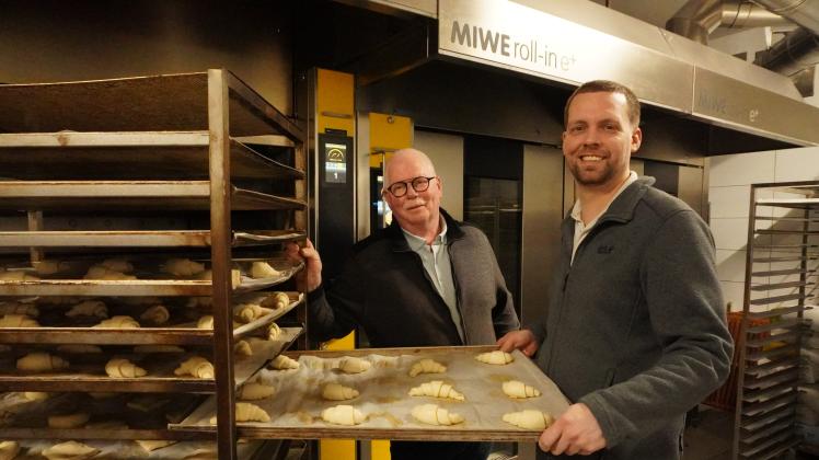 Bilden die dritte und vierte Generation der Bäckerei in Lähden: (v.l.) Norbert und Sebastian Pleus.