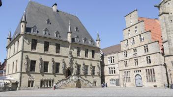 Manche Osnabrücker leben so gerne in der Friedensstadt, dass sie – ob als Band oder Solo – Osnabrück ein Lied gewidmet haben.