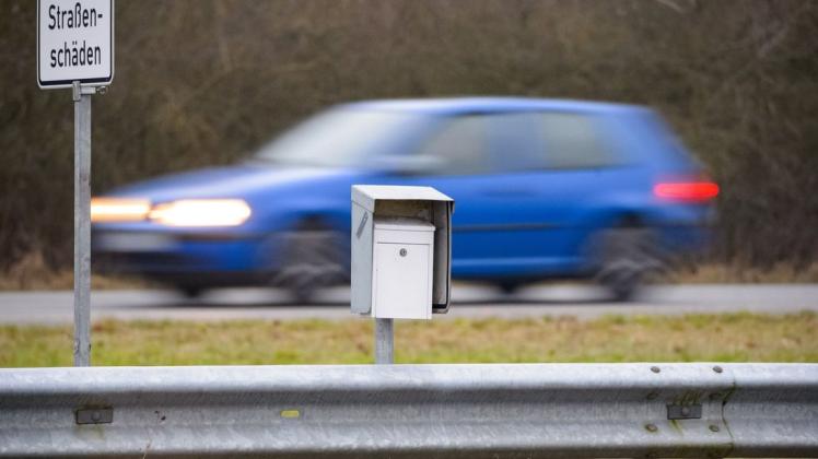 Ein weißer Briefkasten steht zwischen vorbeifahrenden Autos auf dem Mittelstreifen der A20 nahe dem Übergang zur B206. Der Briefkasten gibt Autofahrern Rätsel auf.