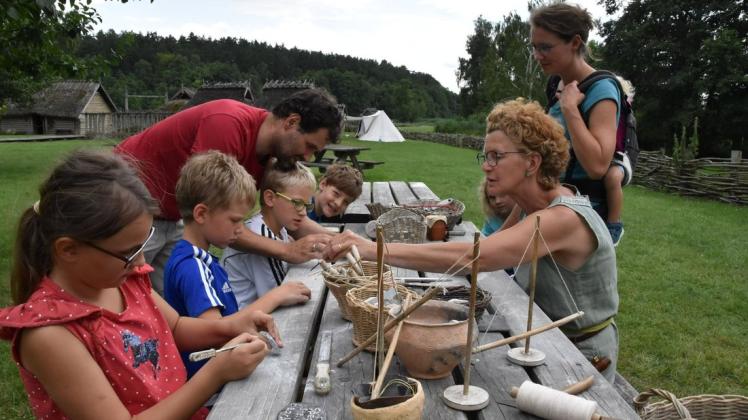 Sommer 2021:  Familien nutzen die Mitmachangebote für Ferienkinder im Freilichtmuseum in Groß Raden.