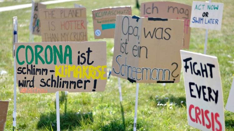 Aktivisten von Rostock for Future streiken aktuell mit Plakaten, Bannern, Transparenten fürs Klima.