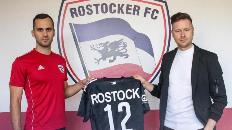 Aleksandr Kulinits (links, hier mit Christopher Stoll, dem sportlichen Leiter des RFC) kommt aus Estland zum Rostocker Fußball-Oberligisten.
