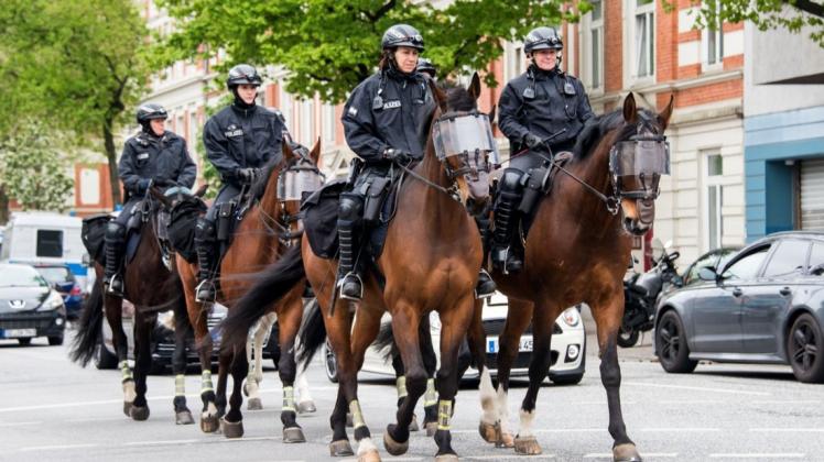 Eine Reiterstaffel der Polizei in Hamburg im Einsatz