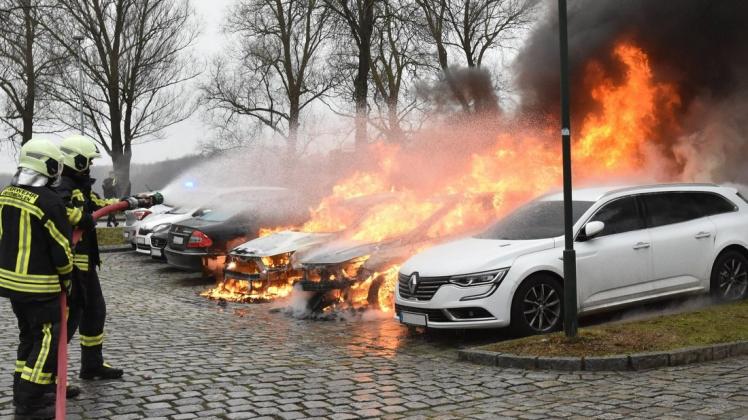 In Grevesmühlen waren mehrere Autos in Flammen aufgegangen.