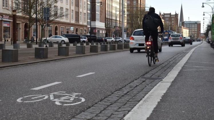 Die Lange Straße im Rostocker Stadtzentrum wird ab dem 1. Mai zur Fahrradstraße. Dann haben hier Radfahrer Vorrang vor Autofahrern.