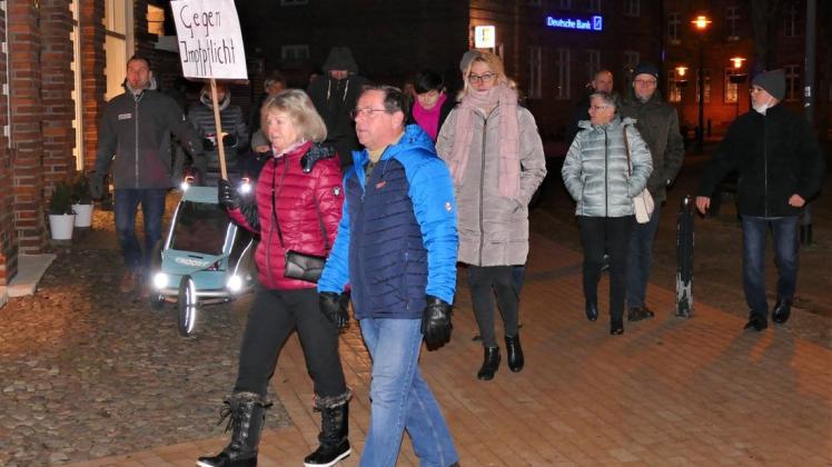 Gegen Impfpflicht und Corona-Gängelei sind in Ludwigslust am vergangenen Montag 150 Menschen auf die Straße gegangen. Gegen Impfpflicht und Corona-Gängelei sind in Ludwigslust am vergangenen Montag 150 Menschen auf die Straße gegangen.
