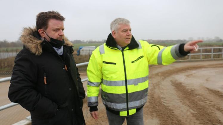 Prüfen die letzten Arbeiten: Steffen Grünwaldt (l.) und Jochen Schwanke vom Abfallwirtschaftsbetrieb nehmen den neuen Wertstoffhof in Augenschein.