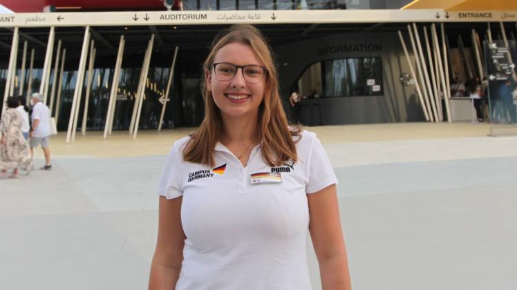 Die Stralsunder Studentin Marieke Andrea Joppeck vor dem Campus Germany in Dubai