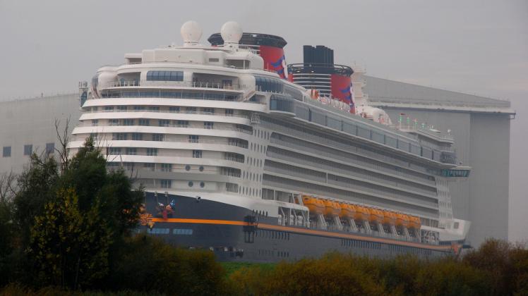 Die „Disney Dream“ für Disney Cruise Line im Jahr 2010 vor ihrer Emsüberführung. Ende März soll einer Bekanntmachung des NLWKN zufolge das neueste Schiff der Reederei, die „Disney Wish“ überführt werden. 