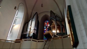 Mit einem Lift werden die Orgelteile aus der Empore heruntergeholt.