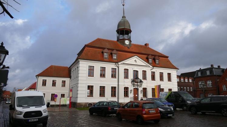 Es wird spannend, wer nach dem 8. Mai hier einziehen wird, in das Rathaus von Neustadt-Glewe.