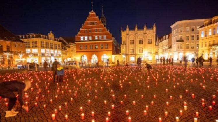 So wie vor wenigen Tagen in Greifswald (Foto) sollen am 7. Februar auch im Stadtzentrum von Parchim Kerzen für die an Corona Verstorbenen aufgestellt werden.
