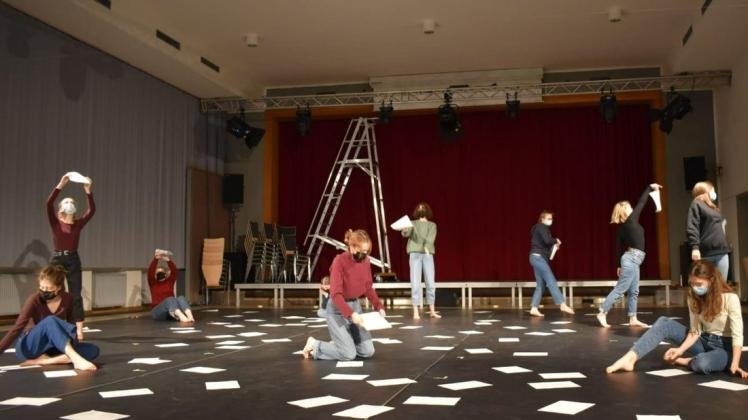Originaltexte aus dem berühmten Tagebuch von Anne Frank haben die Lysistrate-Tänzerinnen mit eigenständig erarbeiteten Choreografien und selbst geschriebenen Texten verbunden.