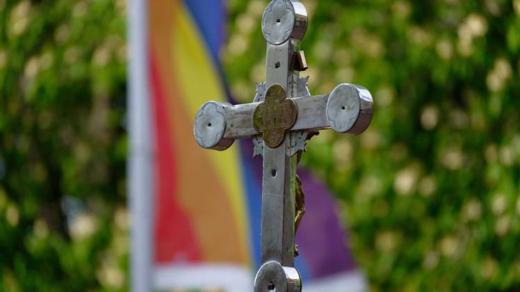 Ein solches Kreuz hat heutzutage mehrere Bedeutungen, die historisch gewachsen sind.