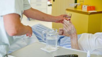Das DRK Güstrow sucht Helfer, die im Ernstfall vorübergehend in der Pflege einspringen würden.
