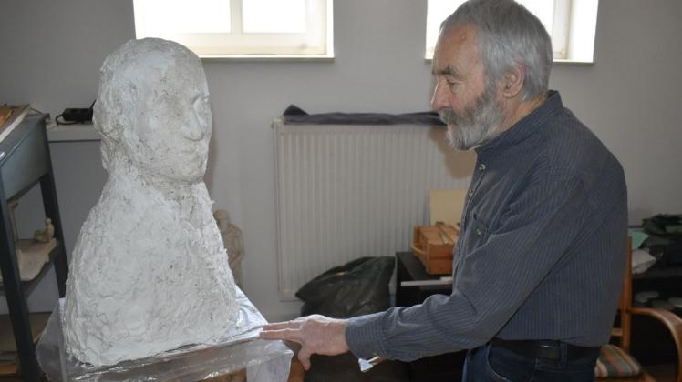 Im Atelier des Bildhauers: Stefan Thomas arbeitet gerade an einer Büste des Ludwigsluster Bassgeigers und Komponisten Johannes Matthias Sperger.