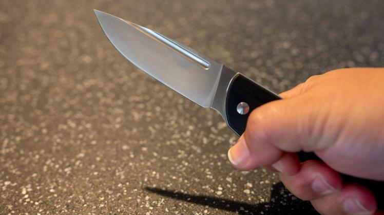 Ein 24-Jähriger soll in Stralsund einen Mann mit einem Messer verletzt und eine weitere Person bedroht haben. (Symbolfoto)