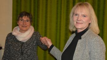 Auf Abstand und mit „Corona-Faust“ gratulierte Versammlungsleiterin Felicitas Exner der frisch gekürten Landtagskandidatin Petra Funke (rechts). 