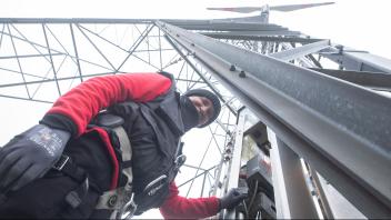 Auf nach oben: Mit dem Fahrstuhl fährt Mario Najorka bis an die Spitze des Windrades.