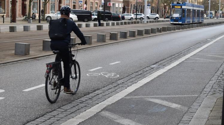 Mit der Umwandlung der Langen Straße im Rostocker Stadtzentrum haben Fahrradfahrer künftig Vorrang vor Autofahrern.