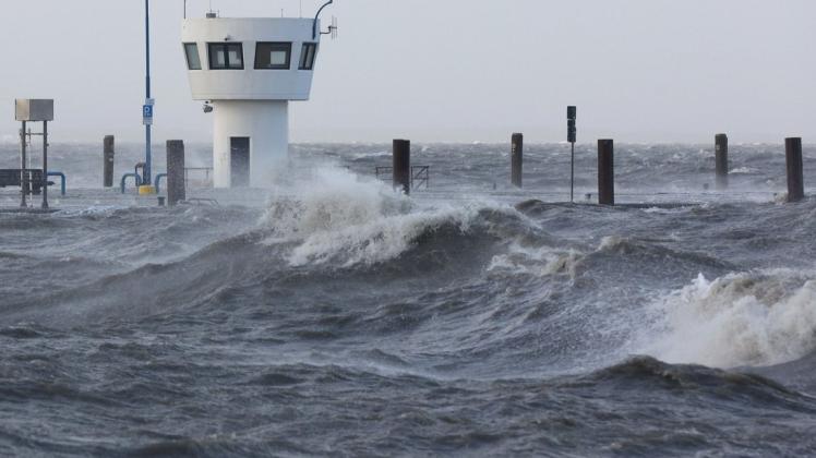 Wellen der aufgepeitschten Nordsee drücken bei Sturm auf den Fähranleger Dagebüll. /Archiv