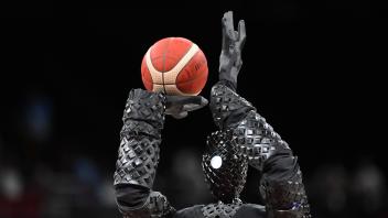 Wusstest du, dass manche Roboter sogar Sport machen können? Bei den Olympischen Sommerspielen 2021 in Tokio in Japa warf auch ein Roboter Basketbälle in Körbe.