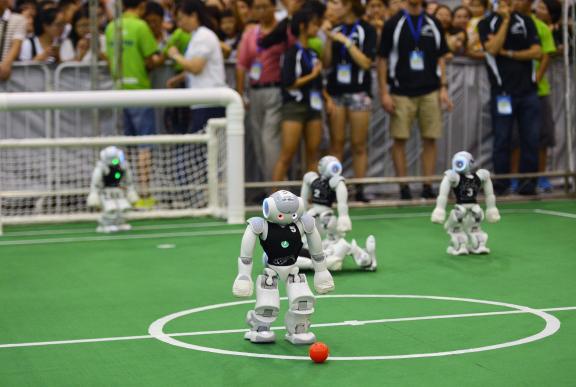 Bei Wettbewerben treten sogar mehrere Roboter auf dem Spielfeld gegeneinander angetreten. Dabei können die Entwickler der Roboter ihre Maschinen gut testen. Sie beobachten, wie die Roboter sich im Spiel verhalten.