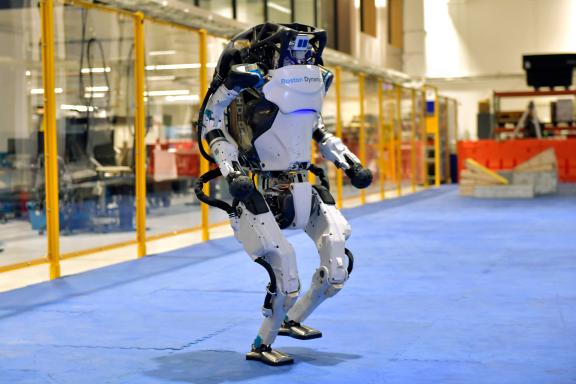 Um Bewegung geht es auch beim Tanzen. In Boston in den USA zum Beispiel stellte eine Firma einen Roboter vor, der fast wie ein Mensch tanzen kann.