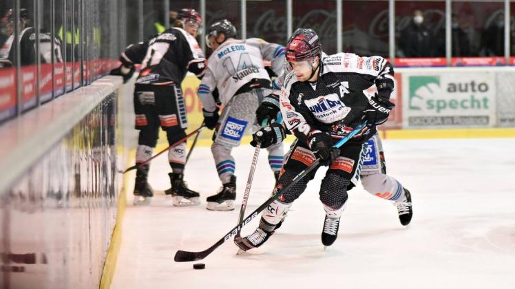 Justin Maylan (hier gegen die Moskitos Essen) ist mit 50 Assists – gemeinsam mit zwei weiteren Spieler – der beste Vorlagengeber der Eishockey-Oberliga Nord.